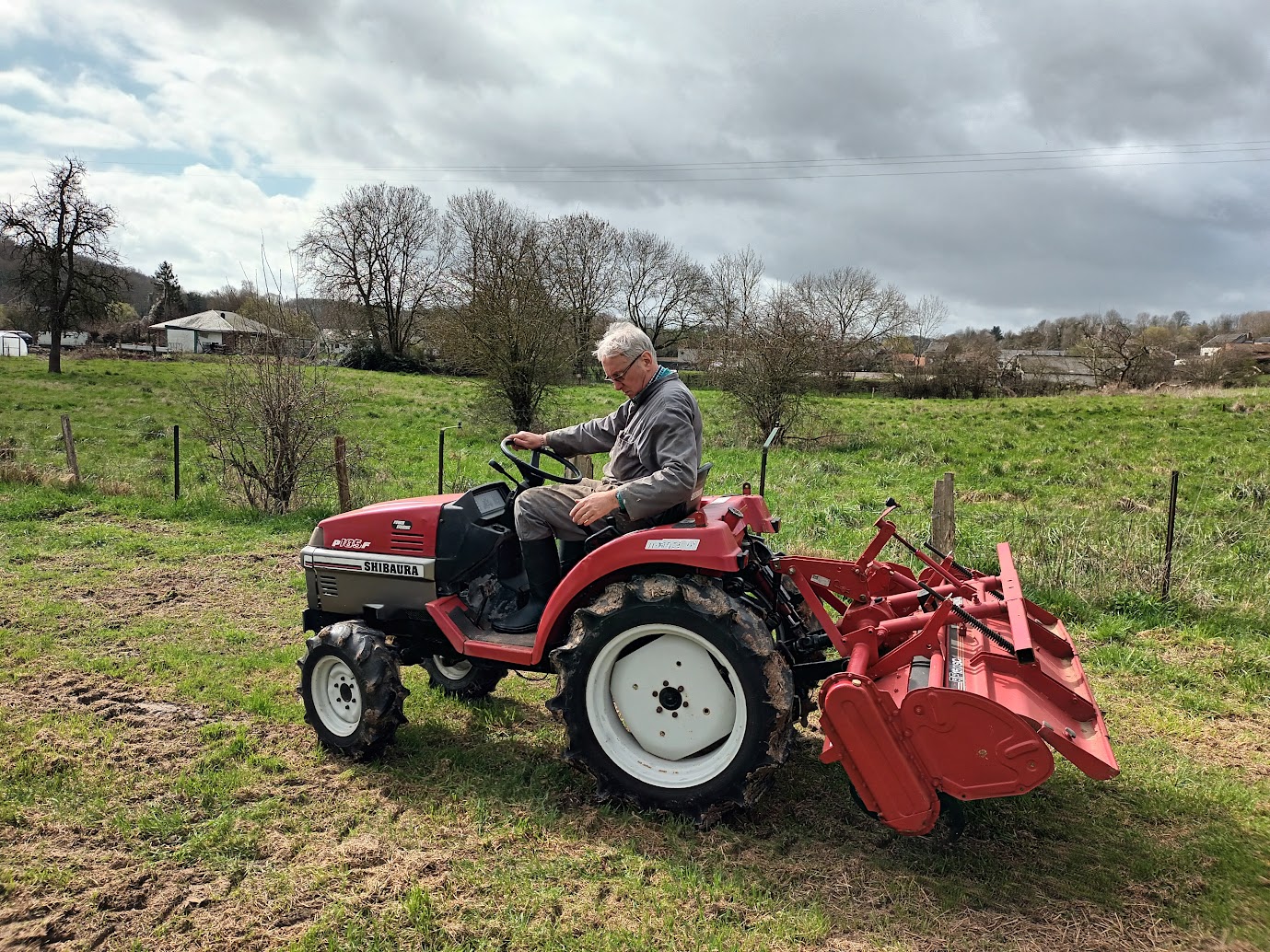 Tracteur dans les vignes